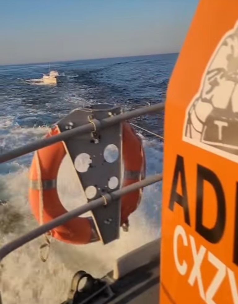 ADES auxilió a una lancha cerca de Isla de Flores