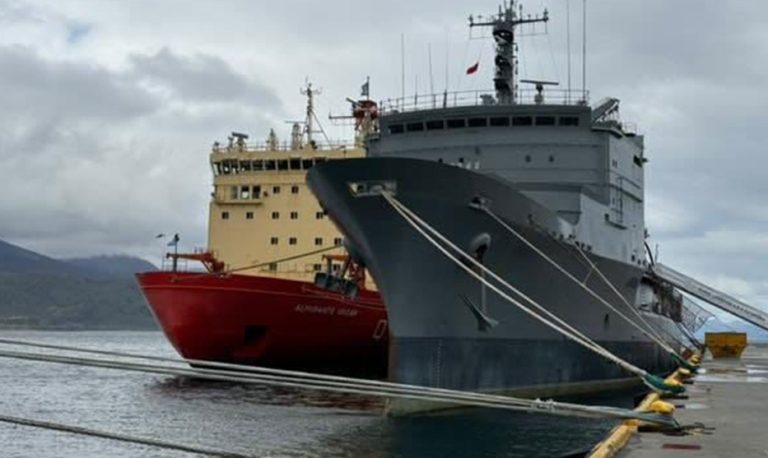 El rompehielos ARA Almirante Irízar avanza en la tercera etapa de la Campaña Antártica de Verano
