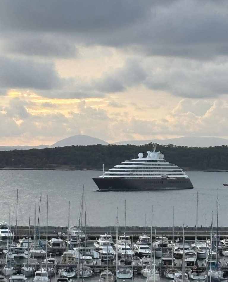 El lujoso crucero Scenic Eclipse fondeó en la Bahía de Maldonado