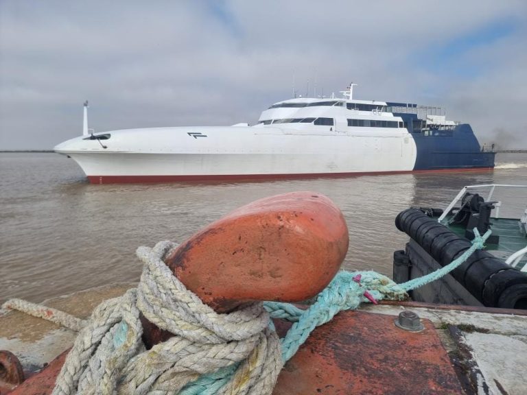 El Montevideo Express recientemente botado del Astillero Riopal