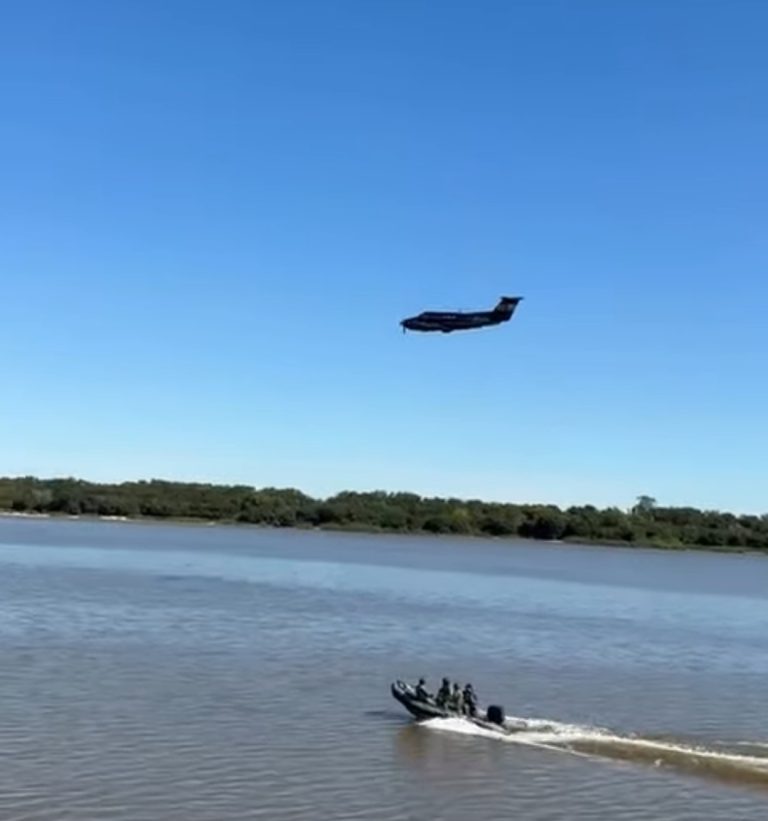 Operativo de control fronterizo en el Río Uruguay con despliegue aeronaval