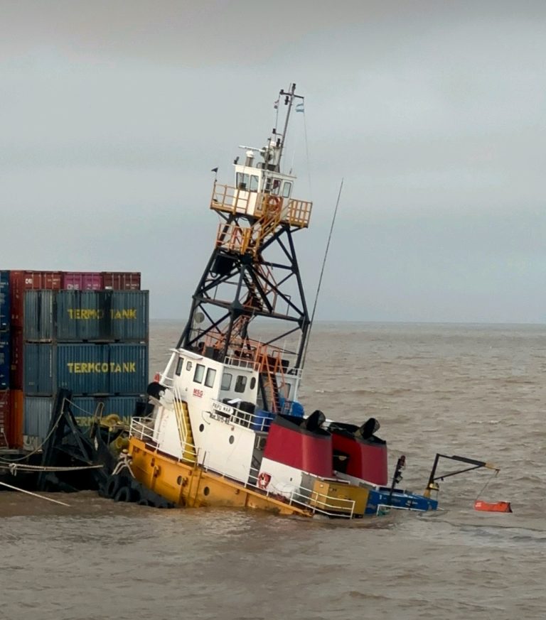 Hundimiento del Remolcador PAPU MAR en el Canal Punta Indio: exitoso rescate de barcaza con 140 contenedores