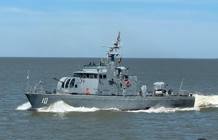 Alumnos de la Escuela Naval realizaron prácticas de navegación astronómica a bordo del ROU 10 «Huracán»