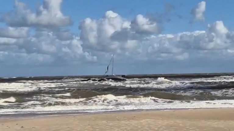 Rescate de emergencia: velero encalla frente a Santa Lucía del Este