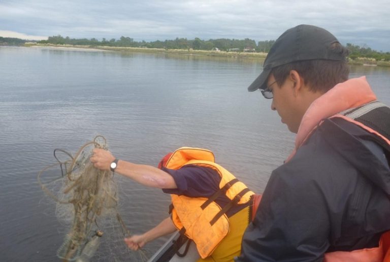 Pescadores artesanales reclaman balizamiento en el río Uruguay