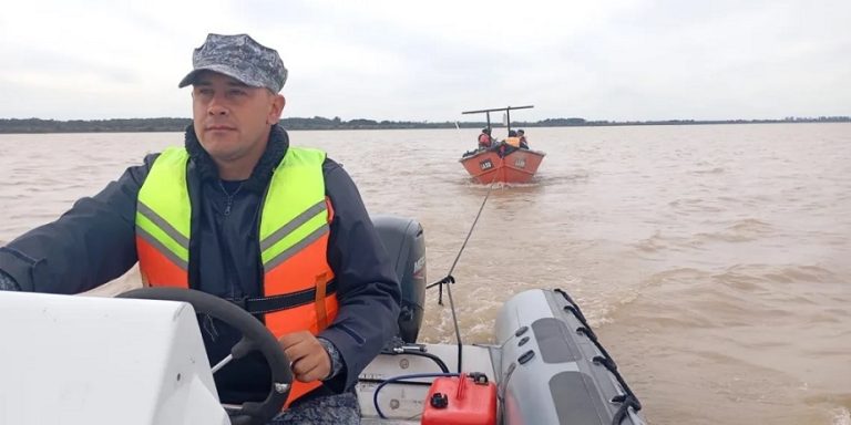 Destacada labor de rescatistas en asistencia a pescadores artesanales frente al Canal Santo Domingo