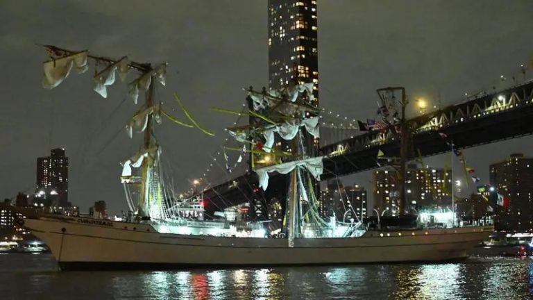 Accidente del buque escuela mexicano con el puente de Brooklyn en Nueva York deja al menos 2 muertos