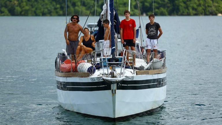 Una familia en alta mar: educar, trabajar y vivir navegando por el mundo
