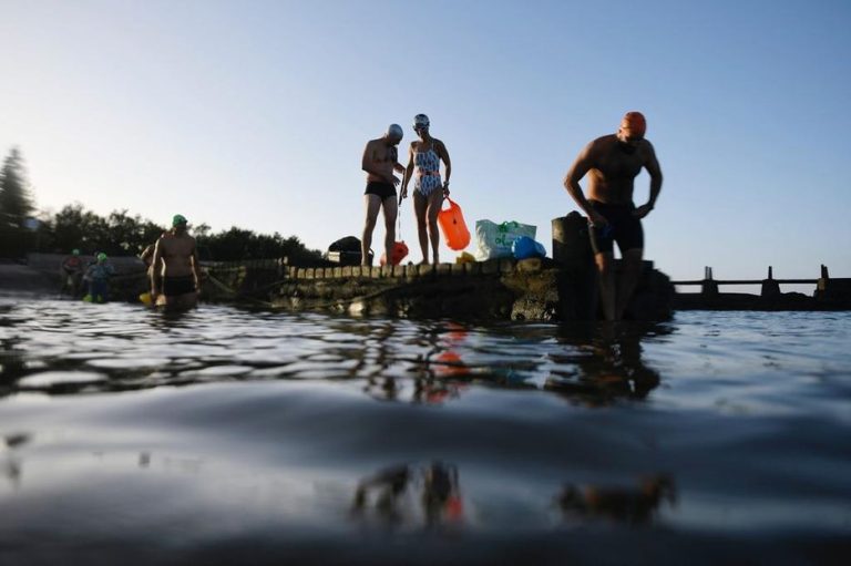 Nado en aguas frías: 27 nadadores se enfrentaron a las aguas del arroyo Riachuelo