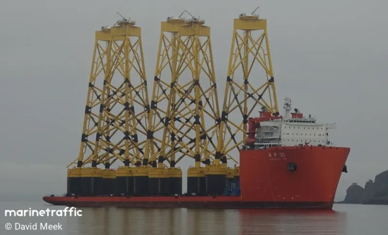 El gigante semisumergible chino Zhen Hua 33 sorprendió en el Puerto de Las Palmas