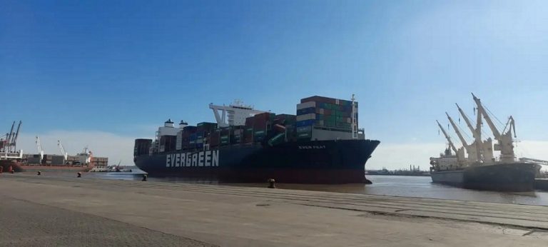 Buque con contenedores dañados y a punto de caer en puerto de Montevideo tras accidente en Brasil