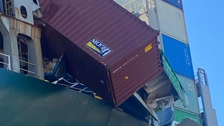Coordinación por contenedores dañados con carga peligrosa en el puerto de Montevideo