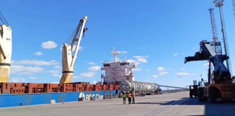La torre gigante hecha en Uruguay  por CIR cruzó el río y ya está en Argentina
