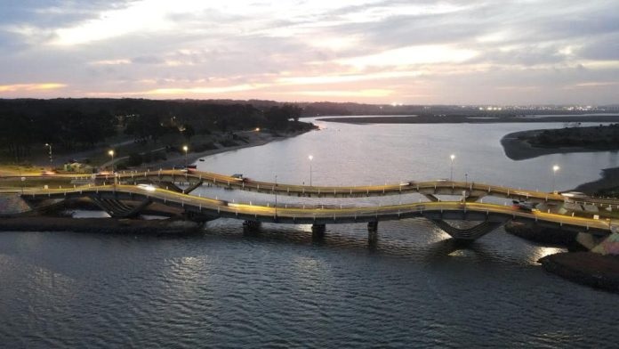 50 A os Del Puente Leonel Viera Un cono Ondulado Que Une La Barra Con 