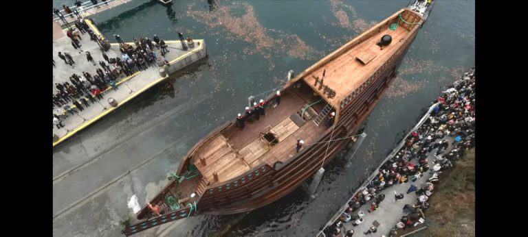 Exitosa botadura del galeón San Juan en Pasaia: un hito de la carpintería naval vasca
