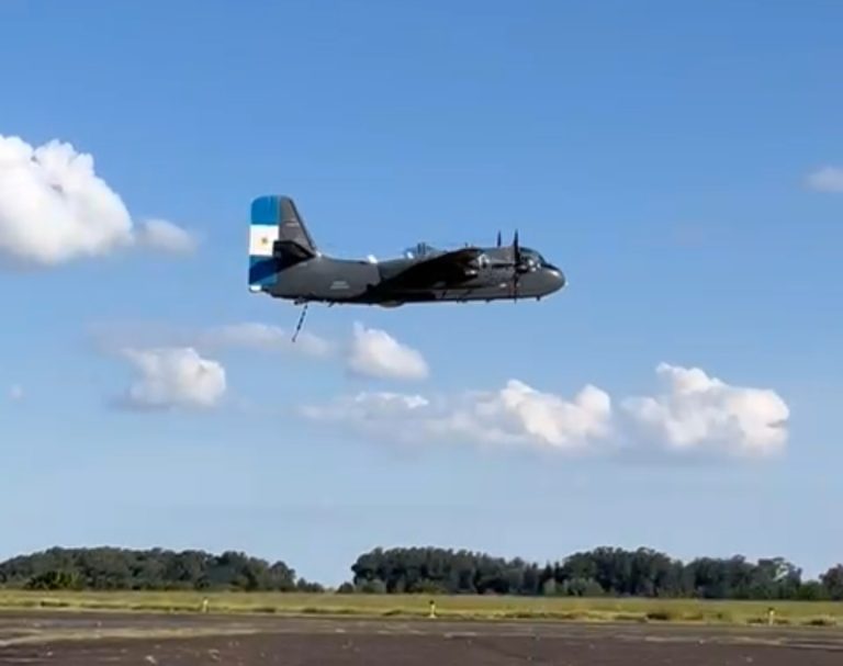 Luján inauguró el histórico Grumman Tracker S-2E mientras la Armada Argentina se prepara para el último vuelo operativo del sistema
