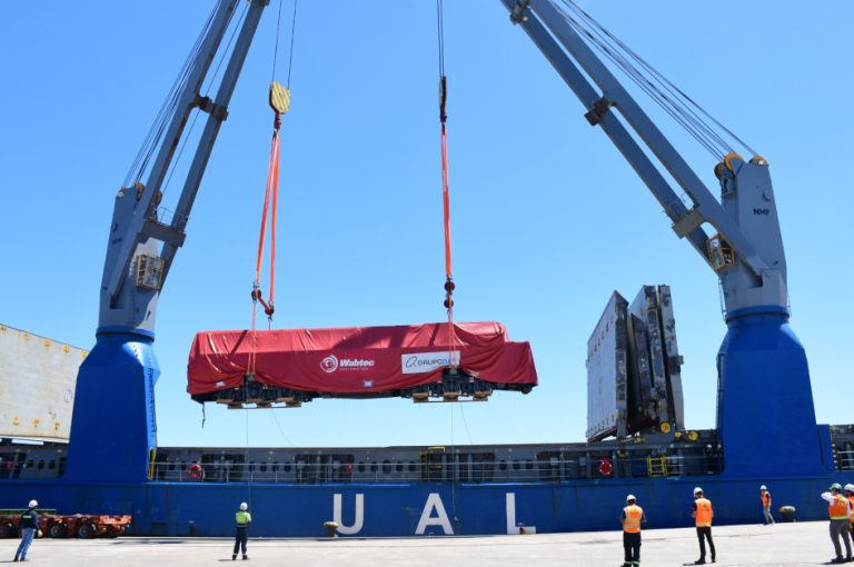 Tres nuevas locomotoras para el Grupo RAS llegaron al puerto de Montevideo