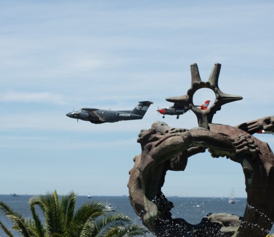 La Armada Nacional celebró su 208.º aniversario con ceremonia en la Plaza de la Armada y despliegue aeronaval