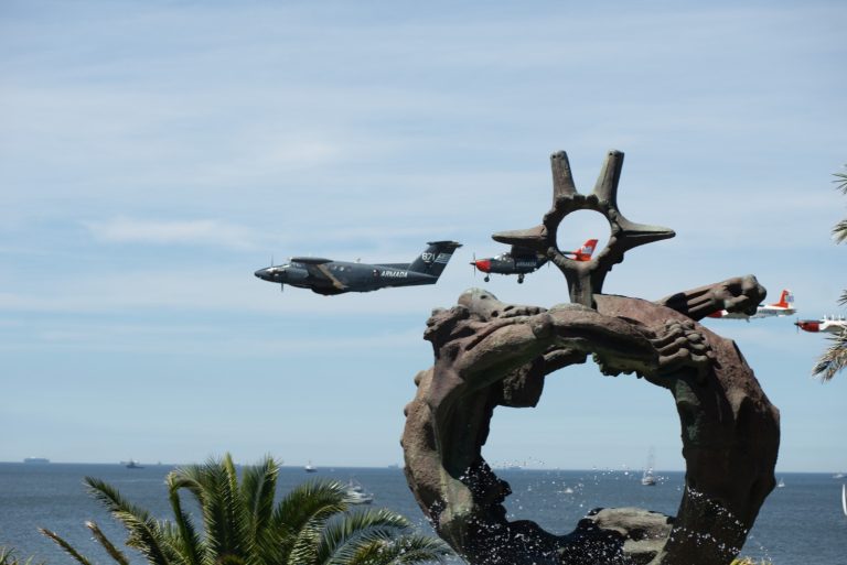 La Armada Nacional celebró su 208.º aniversario con ceremonia en la Plaza de la Armada y despliegue aeronaval