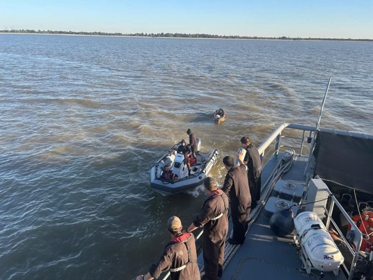 La Armada Nacional rescató a un kayakista desaparecido en aguas del Río de la Plata