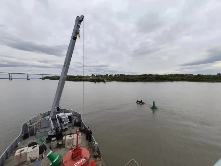 Centro de Balizamiento Fluvial y ROU 21 “Sirius” realizaron una maniobra histórica de aprovisionamiento en el litoral oeste