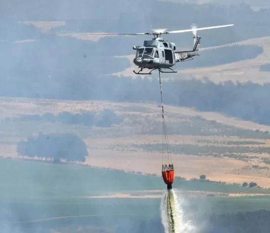 Aviación Naval apoya el combate a un incendio forestal en Minas con medios aéreos