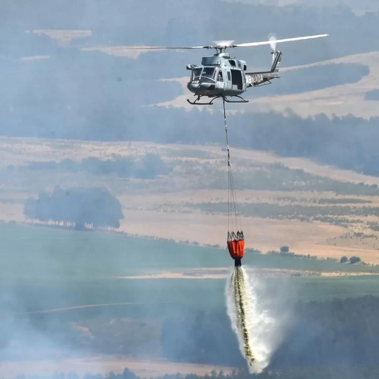 Aviación Naval apoya el combate a un incendio forestal en Minas con medios aéreos