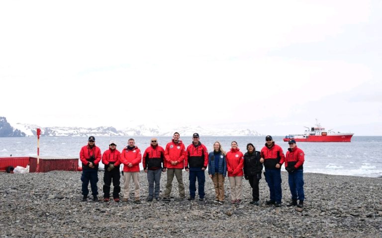 Autoridades del BAP Carrasco y de la Cancillería del Perú visitaron el Instituto Antártico Uruguayo