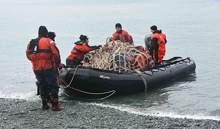 El rompehielos ARA Almirante Irízar avanza en la segunda etapa de la Campaña Antártica de Verano 2025-2026
