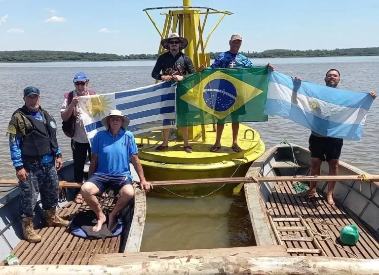 Instalaron una boya que señaliza un nuevo punto turístico en la Triple Frontera más austral del mundo