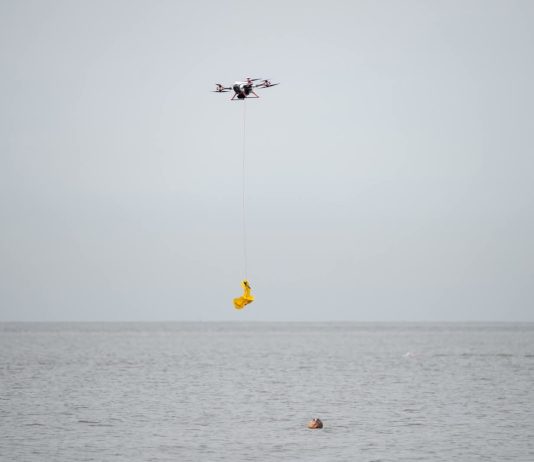 Montevideo prueba dron salvavidas en Playa del Cerro y se posiciona como pionera regional en rescate costero