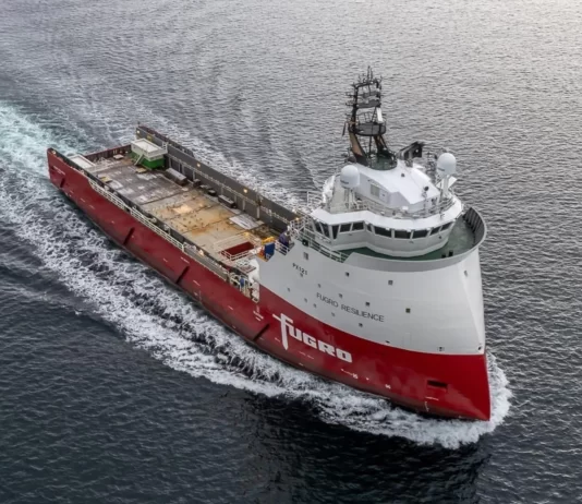 El buque offshore Fugro Resilience opera en el puerto de Montevideo
