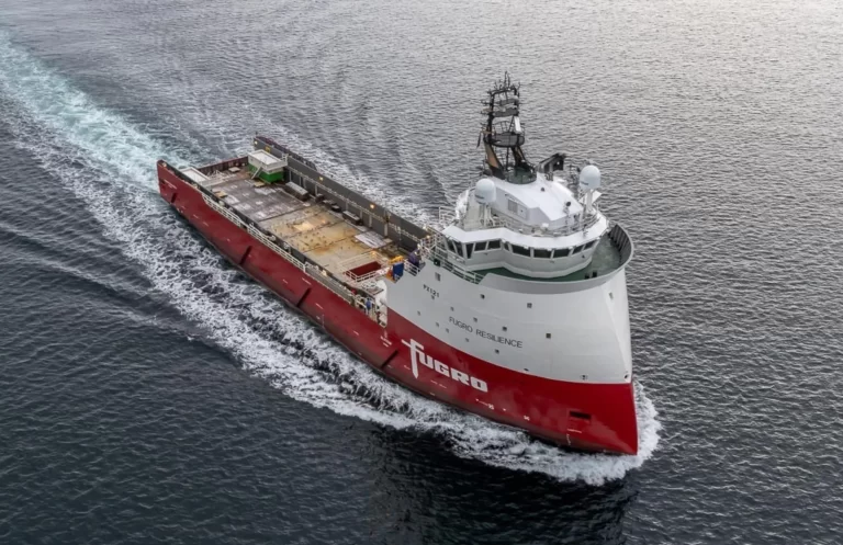 El buque offshore Fugro Resilience opera en el puerto de Montevideo