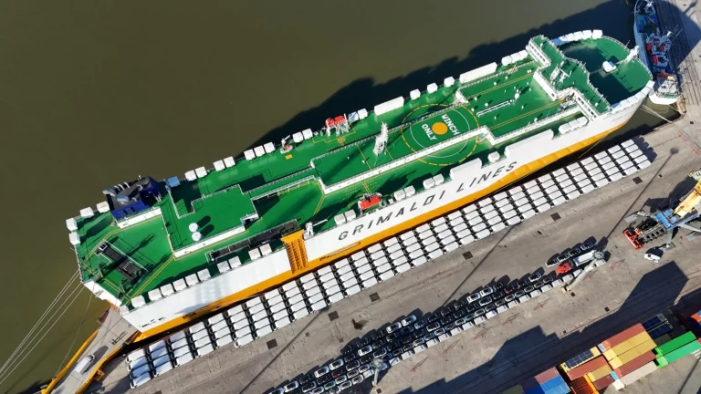 Montevideo suma conexión directa con Asia y se posiciona como hub regional para carga rodada