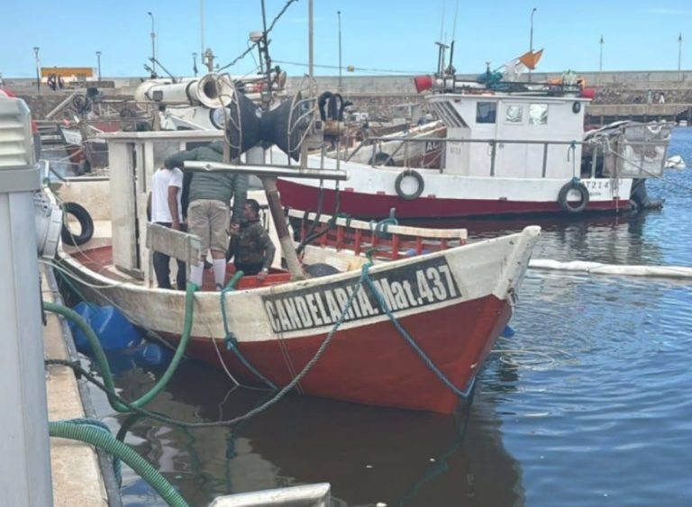 Piriápolis: reflotan embarcación hundida y activan operativo preventivo por riesgo de derrame