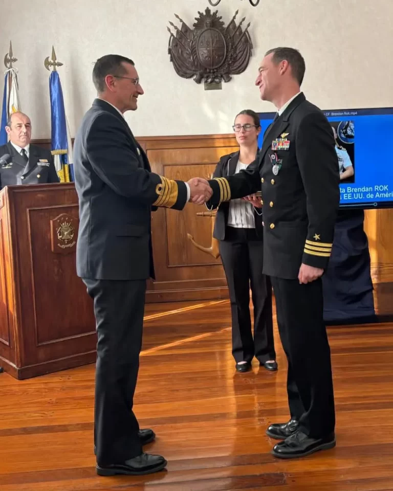 La Armada Nacional distinguió al jefe del Grupo Militar de Estados Unidos en Uruguay por su aporte a la cooperación bilateral