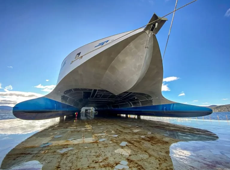 El «China Zorrilla» inició su viaje hacia Sudamérica a bordo del buque semisumergible «Black Marlin» en una maniobra de alta complejidad